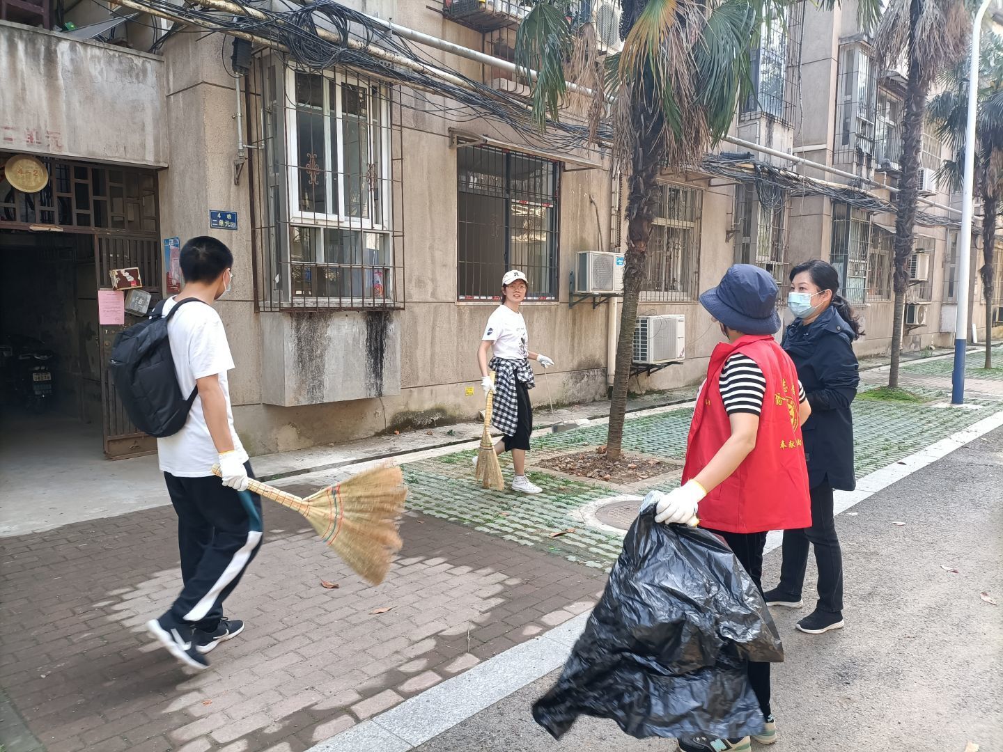 地大社區開展清潔家園東區宿舍環境整治活動