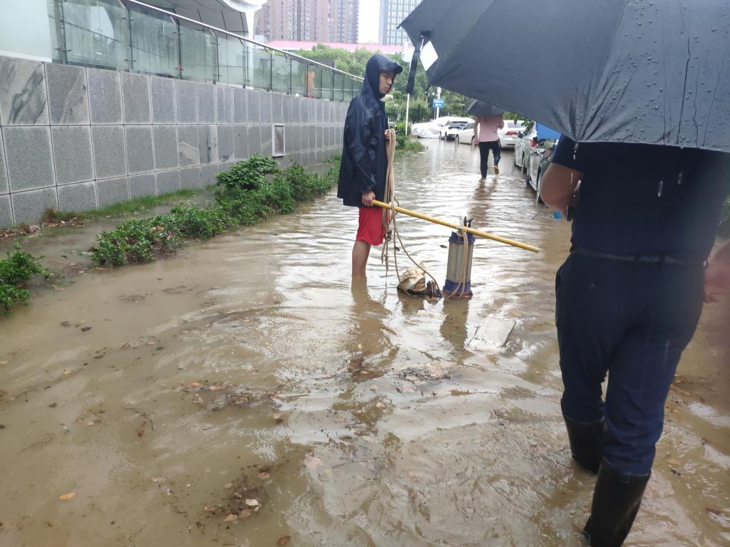 新浪地产-绿都物业：抗击暴雨坚持抢险一线守护业主安全